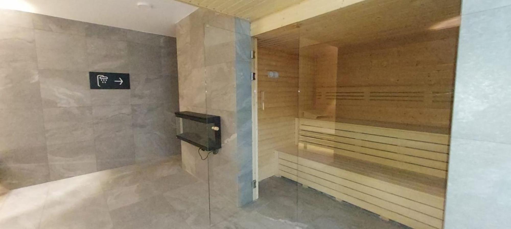 Port Basen & Jacuzzi Apartment